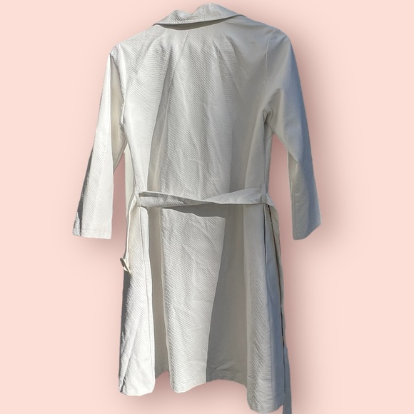 JB by Julie Brown NYC White Textured Trench with Daisy Buttons and Tie Size M - Picture 10 of 13